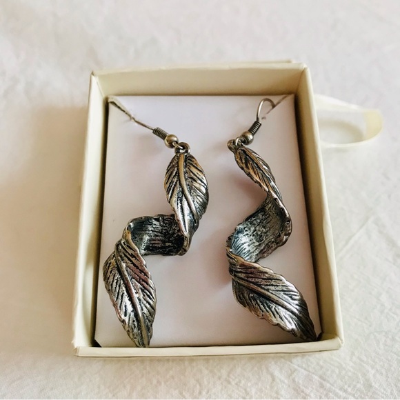 Bohemian Twisted Feather Dangly Earrings - Picture 4 of 4